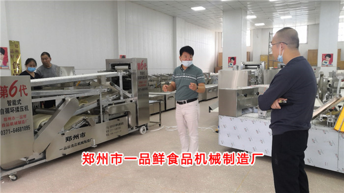 自循環揉壓機正在壓面